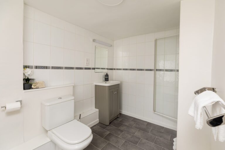 ensuite-gold1-2048x1365