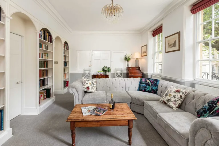 Mignon House living room central bath